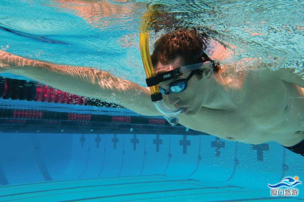 SwimmerSnorkel-ThunderGoggle-UW-Usage-Yellow-HR.jpg