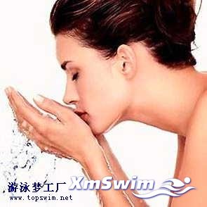 美女与水.jpg